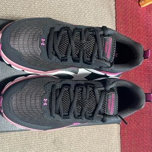 🩷NIB🩷 UNDER ARMOUR W CHARGED ASSERT SNEAKERS